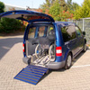 VW Caddy mit Bodenwanne, kurzer Alu-Rampe und Heckabsenkung